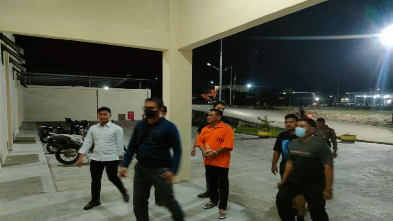 Tim Direktorat Reserse dan Kriminal Khusus Polda Kaltara membawa Kepala Seksi Lalu Lintas Angkutan Laut Kantor Kesyahbandaran dan Otoritas Pelabuhan (KSOP) Kelas III Kota Tarakan berinisial IS untuk ditahan selama 20 hari di Mapolda Kaltara di Tanjung Selor, Bulungan, Kamis (10/11/2022). (ANTARA/HO-Polda Kaltara)