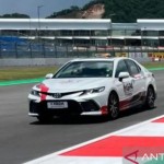 Tim FIM saat mengecek lintasan Sirkuit Mandalika menggunakan mobil. (ANTARA/Humas MGPA).-1668135880