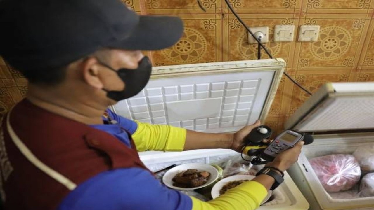 Tim Kesling DInas Kesehatan Kota Tangerang melakukan pemeriksaan makanan yang disiapkan pengelola hotel bagi atlet untuk memastikan mutu, higienis dan lainnya di Tangerang, Sabtu (19/11/2022) ANTARA/HO