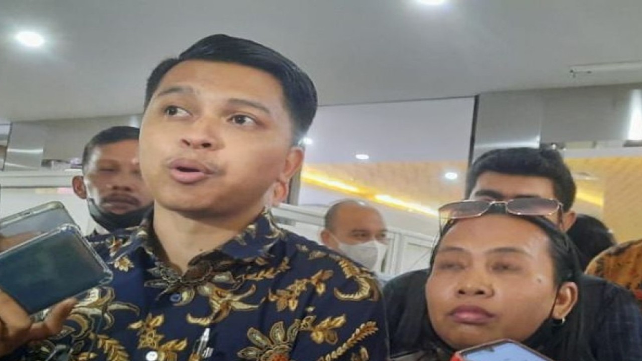 Tim Kuasa Hukum Korban Tragedi Kanjuruhan Anjar Nawan Yusky dan Sekjen Komisi Orang Hilang dan Kekerasan (KontraS) Andy Irfan (paling kanan) memberikan keterangan pers usai mendatangi Gedung Bareskrim Polri, Jakarta, Jumat (18/11/2022). ANTARA/Laily Rahmawaty