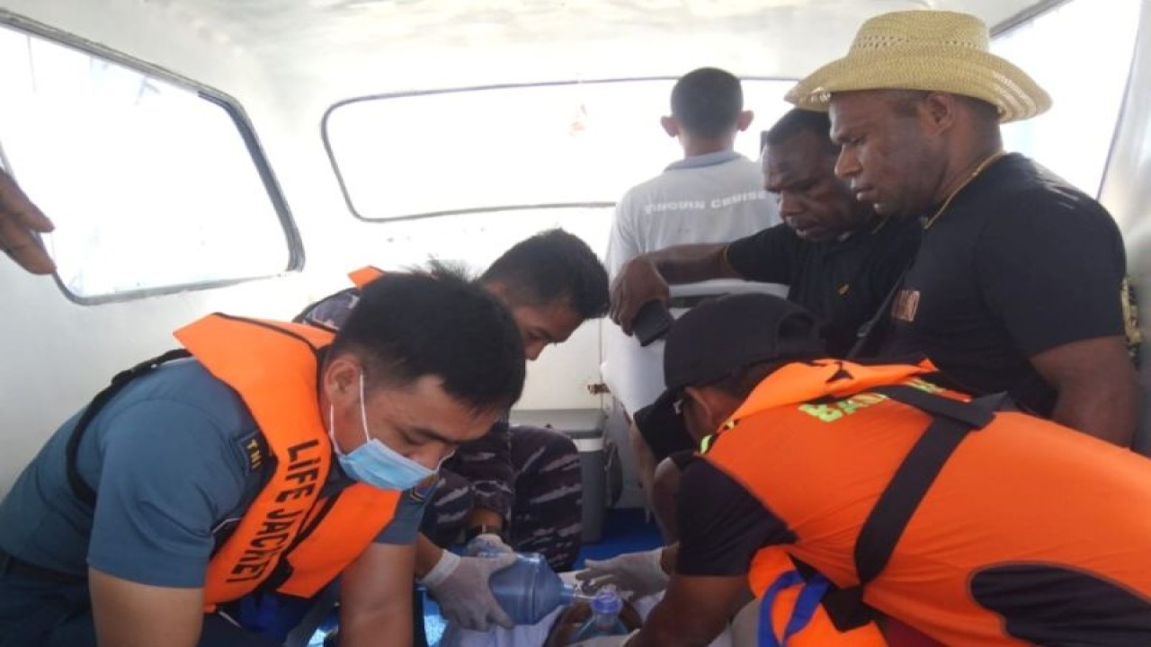 Tim SAR gabungan mengevakuasi seorang wisatawan asal Papua yang tidak sadarkan diri saat melakukan pendakian (tracking) ke puncak Pulau Padar, Labuan Bajo, Kabupaten Manggarai Barat, NTT, Rabu (16/11/2022). (FOTO ANTARA/HO-Basarnas Maumere)