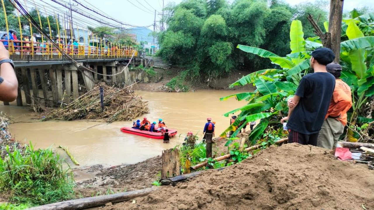 Sejumlah personel SAR gabungan saat awal melakukan pencarian korban tenggelam di Sungai Ngasinan, Trenggalek, Minggu (20/11/2022). (ANTARA/HO-warga)