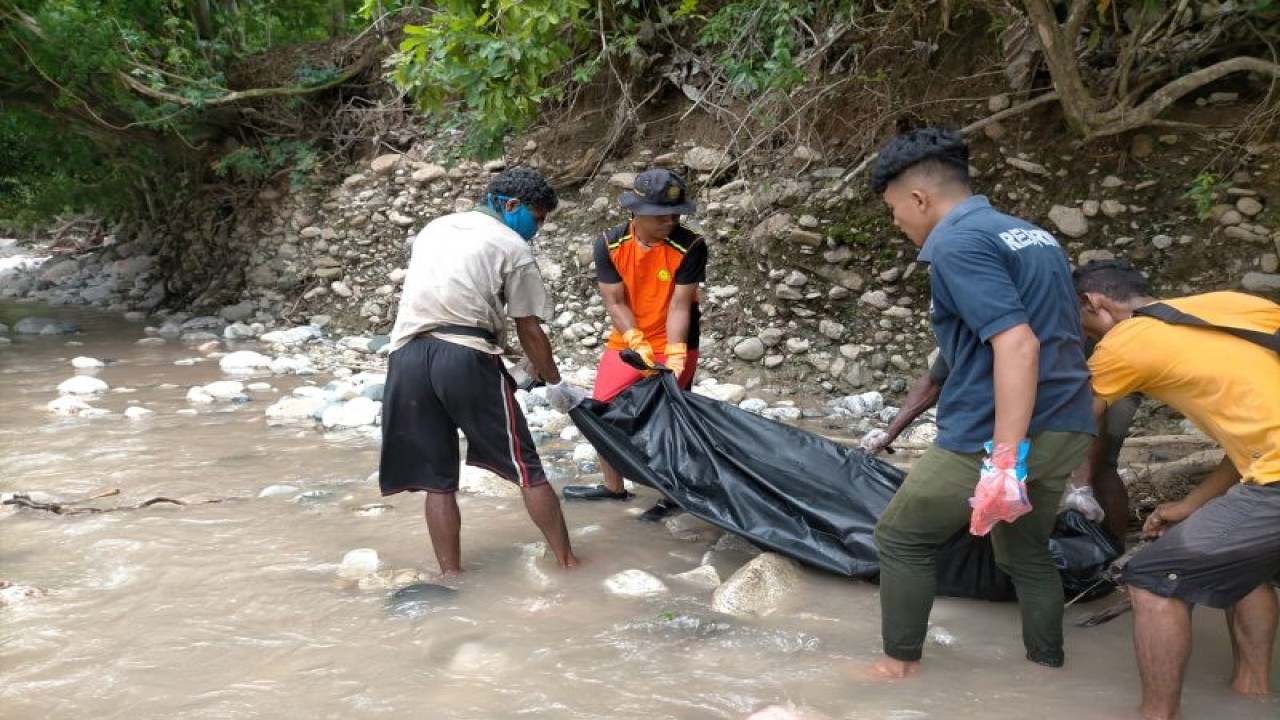 Tim SAR Kantor Pencarian dan Pertolongan Kelas A Kupang, Jumat ( 25/11/202), sedang mengevakuasi jenasah Ahmad (53) yang meinggal setelah terseret banjir sungai Kleon Desa Tanini Kecamatan Takari Kabupaten Kupang. (ANTARA/HO-Basarnas Kupang)