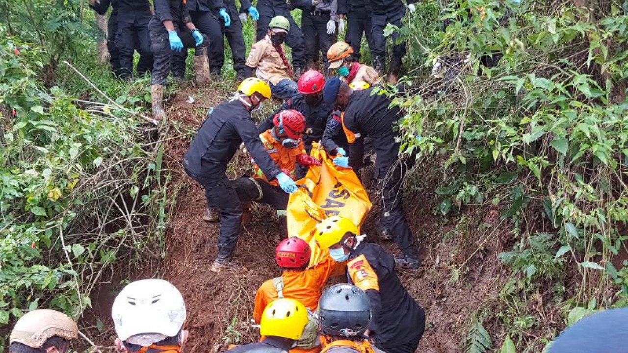 Tim SAR Gabungan mengevakuasi jasad korban longsor akibat gempa bumi di Desa Cijedil, Kecamatan Cugenang, Kabupaten Cianjur, Jawa Barat, Selasa (29/11/2022). ANTARA/Andi Firdaus