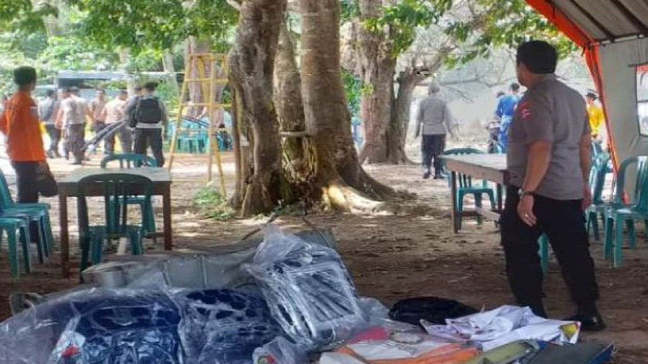 Serpihan dan barang-barang milik korban kecelakaan helikopter 'lost contact" Jenis BO-105 dengan nomor registrasi P-1103 milik Polairud yang berhasil ditemukan Tim SAR Babel di Manggar, Senin (28/11/2022). ANTARA/Aprionis