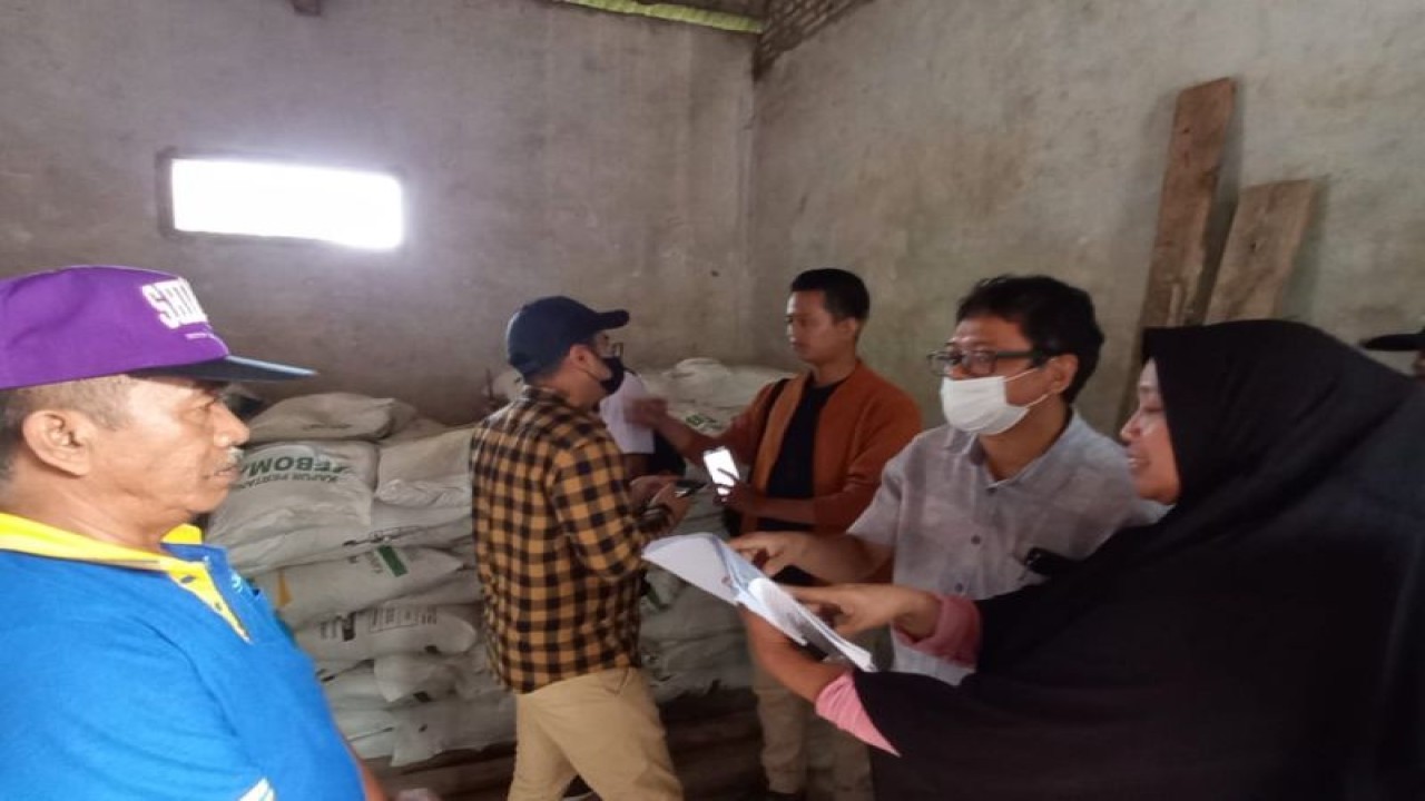 Tim Satgasus Pencegahan Korupsi Mabes Polri dan petugas KP3 Lampung Selatan mengecek kios penyaluran pupuk subsidi di Lampung Selatan, Kamis (10/11/2022). (ANTARA/HO-Satgasus Pencegahan Korupsi Mabes Polri)