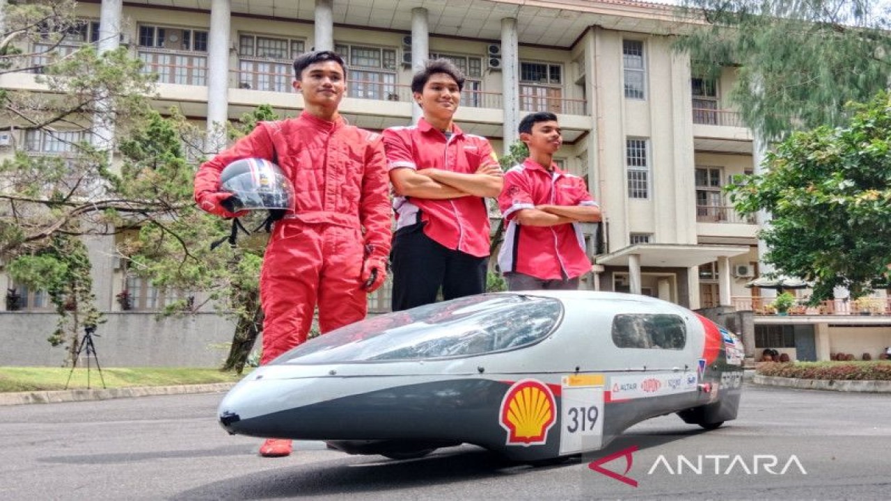 Tim Semar Universitas Gadjah Mada (UGM) berpose dengan Mobil Semar Proto di kawasan Kampus UGM, Yogyakarta, Jumat (18/11/2022) (FOTO ANTARA/Luqman Hakim)