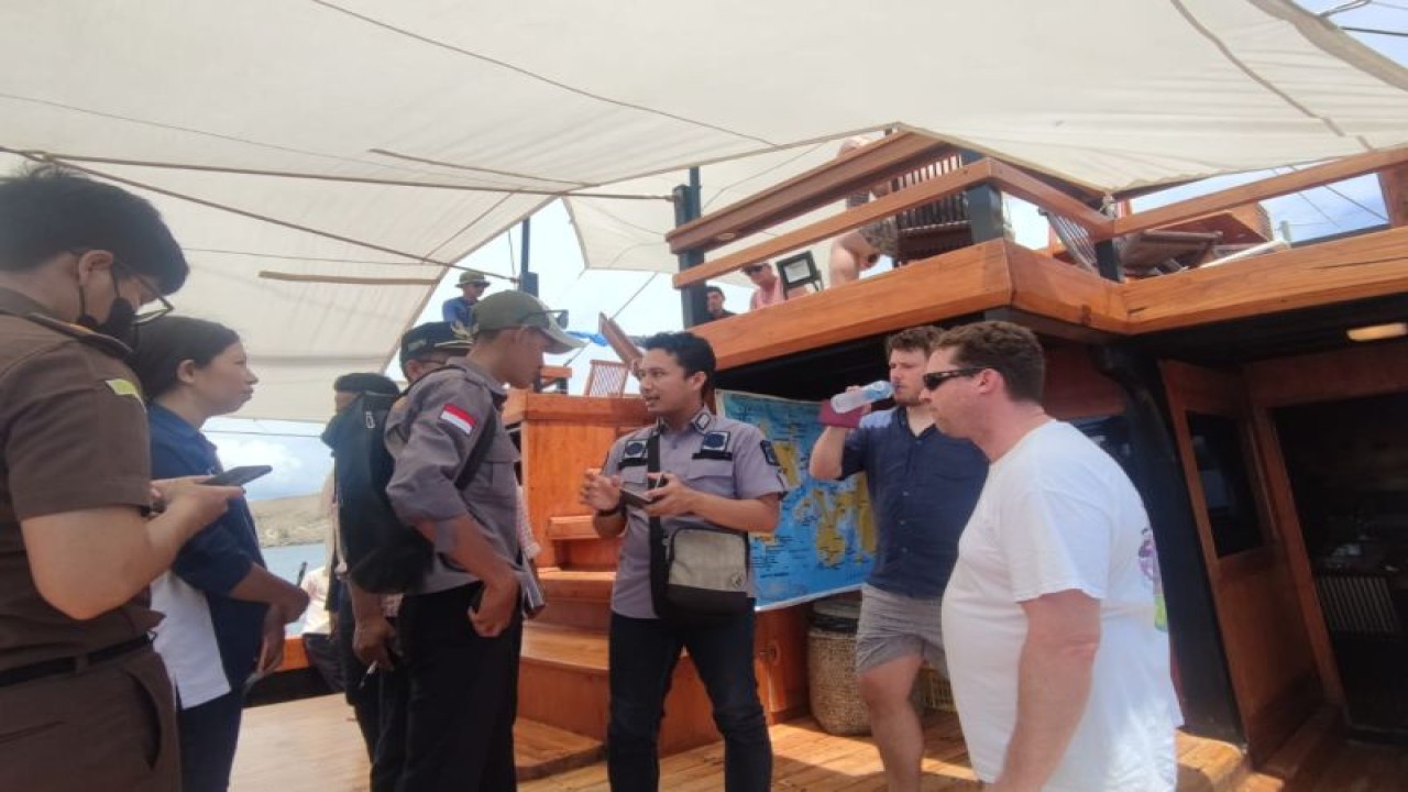 Timpora Manggarai Barat saat memeriksa dokumen orang asing di atas kapal wisata di Labuan Bajo, Jumat (18/11). ANTARA/HO-Imigrasi Labuan Bajo