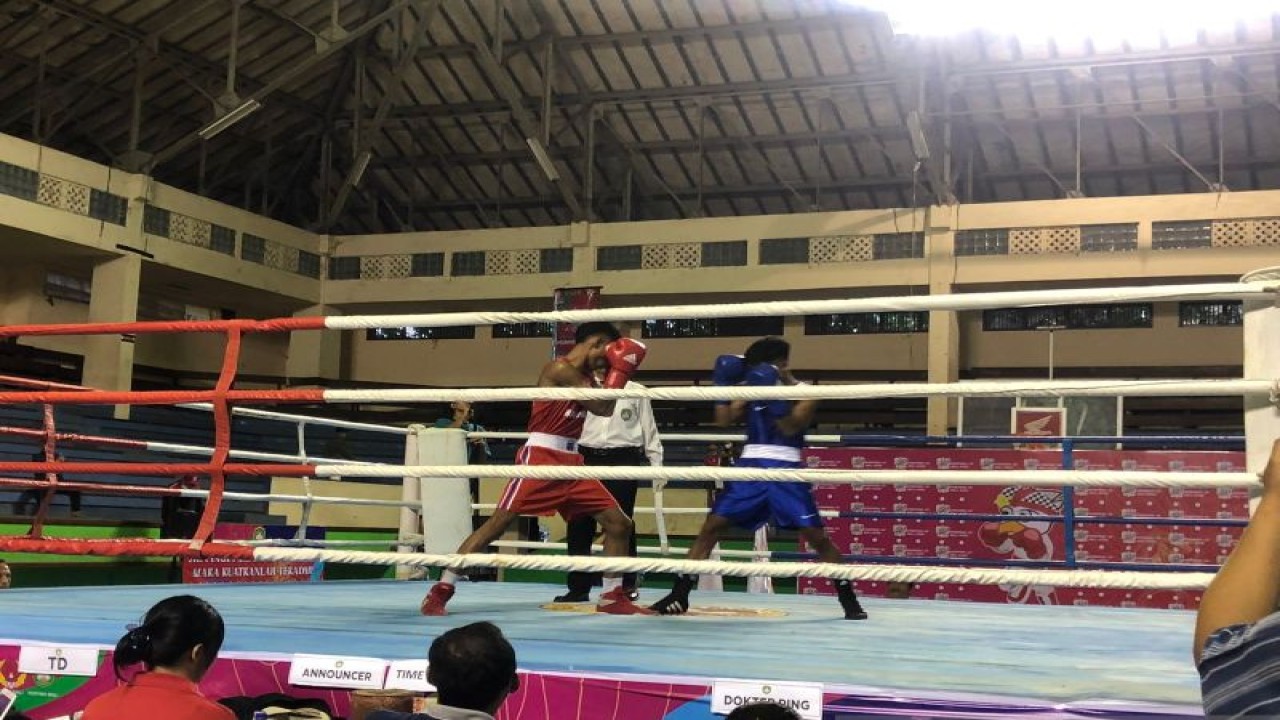 Partai pertama dalam pertandingan tinju Porprov Bali XI di Denpasar, Selasa (22/11/2022). ANTARA/Ni Putu Putri Muliantari