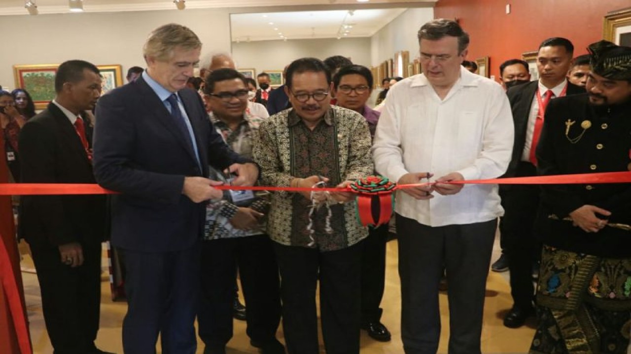 Wakil Gubernur Bali Tjok Oka Artha Ardhana Sukawati dan Menteri Luar Negeri Meksiko Marcelo Ebrard Casaubon saat meresmikan pameran lukisan di Kabupaten Badung, Selasa (15/11/2022). ANTARA/HO-Pemprov Bali