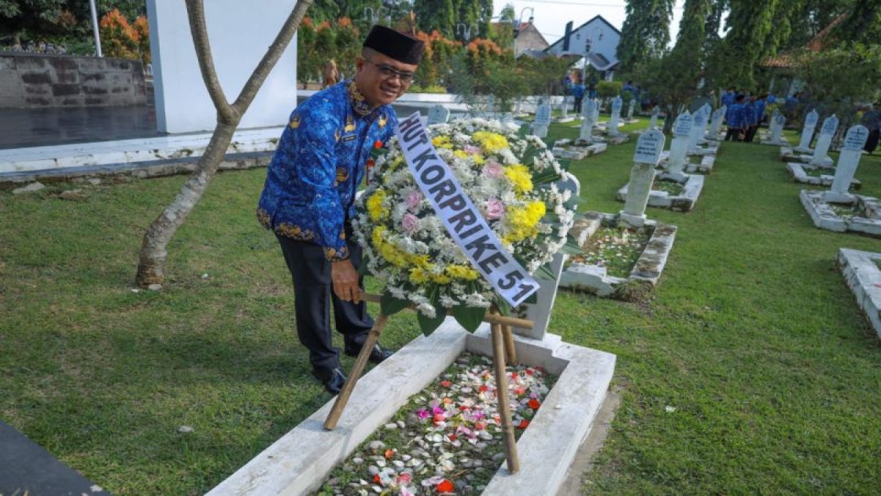 Tabur bunga di TMP peringati HUT Korpri di Purwakarta, Jabar, Senin (28/11/2022). (FOTO ANTARA/HO-Pemkab Purwakarta)
