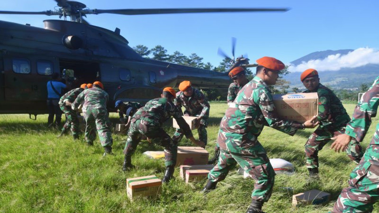 Sejumlah prajurit TNI AU menurunkan bantuan logistik untuk korban gempa bumi Cianjur dari helikopter Super Puma di Lapangan Aquila, Kabupaten Cianjur, Jawa Barat, Selasa (29/11/2022). ANTARA FOTO/Arif Firmansyah/tom.