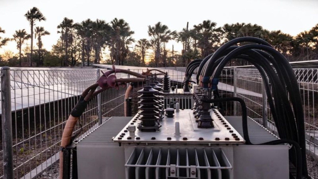 Trafo PLN yang berfungsi untuk menaikkan atau menurunkan tegangan. (ANTARA/HO PT PLN (Persero))