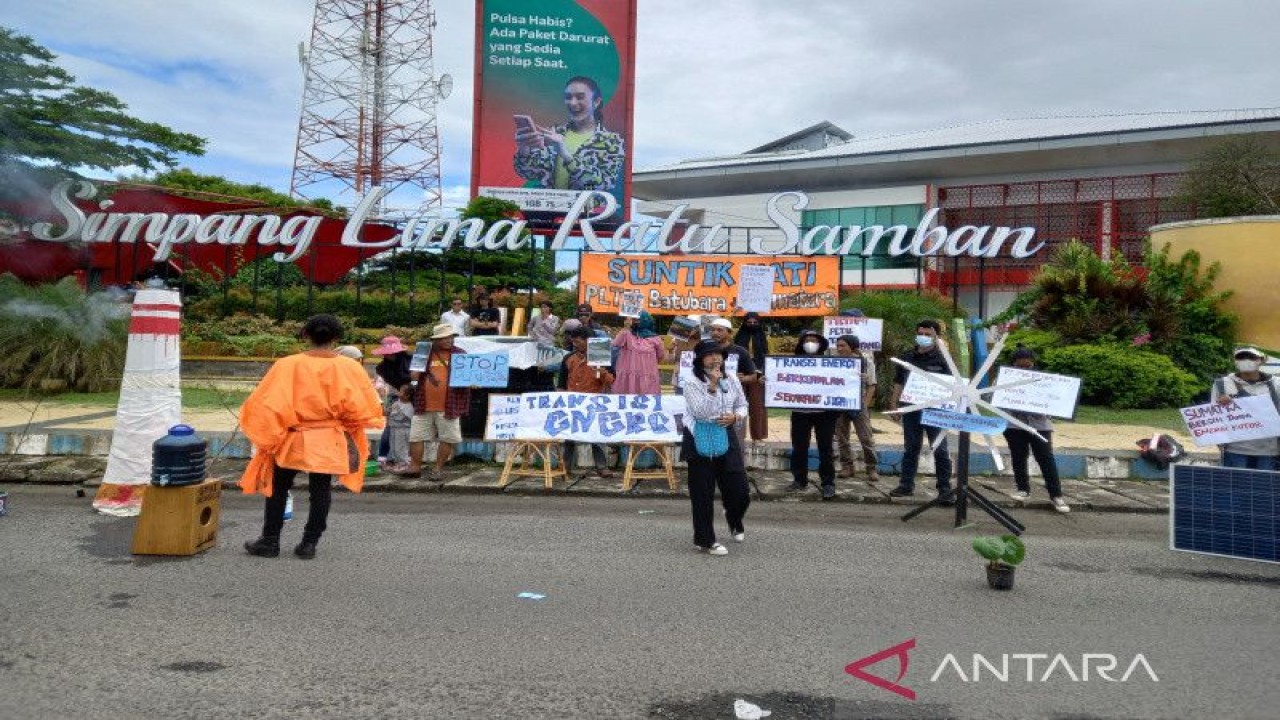 Tetrikal yang dilakukan oleh Kanopi Hijau Indonesia dan masyarakat guna mendukung pemerintah untuk mempercepat transisi energi terbarukan. ANTARA/Anggi Mayasari