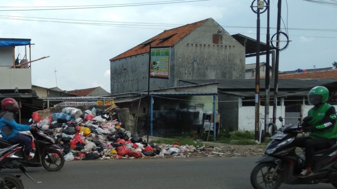 Arsip Foto. Tumpukan sampah di tempat penampungan sementara sampah. (ANTARA/Ali Khumaini/dok)