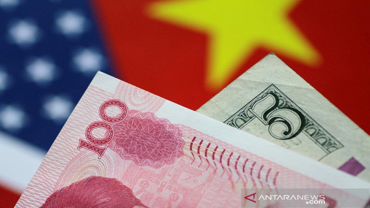 Ilustrasi - Mata uang kertas dolar AS dan Yuan China. ANTARA/REUTERS/Thomas White/am.