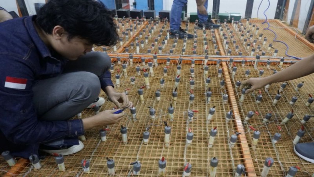 Tim peneliti dari Fakultas Matematika dan Ilmu Pengetahuan Alam (FMIPA) UGM mengembangkan metode pendeteksi aliran fluida di dalam tanah (ANTARA/HO/UGM)