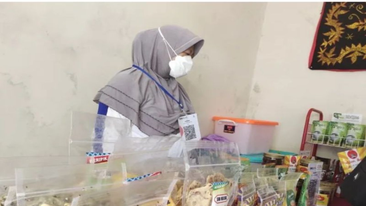 Ilustrasi-Pelaku usaha mikro kecil menegah (UMKM) sedang menjajakan produknya di Bandarlampung, (15/5/2022). (ANTARA/HO)