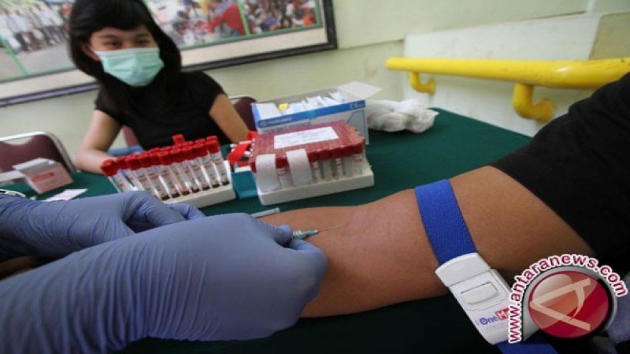 Dokumentasi - Petugas mengambil darah warga yang diperiksa ketika pemeriksaan darah HIV AIDS di Jakarta. Pemeriksaan tersebut dalam rangka bulan bakti voluntary councelling and testing (VCT) atau tes darah HIV AIDS secara gratis yang bertujuan untuk mengetahui secara dini status. ANTARA FOTO/M Agung Rajasa