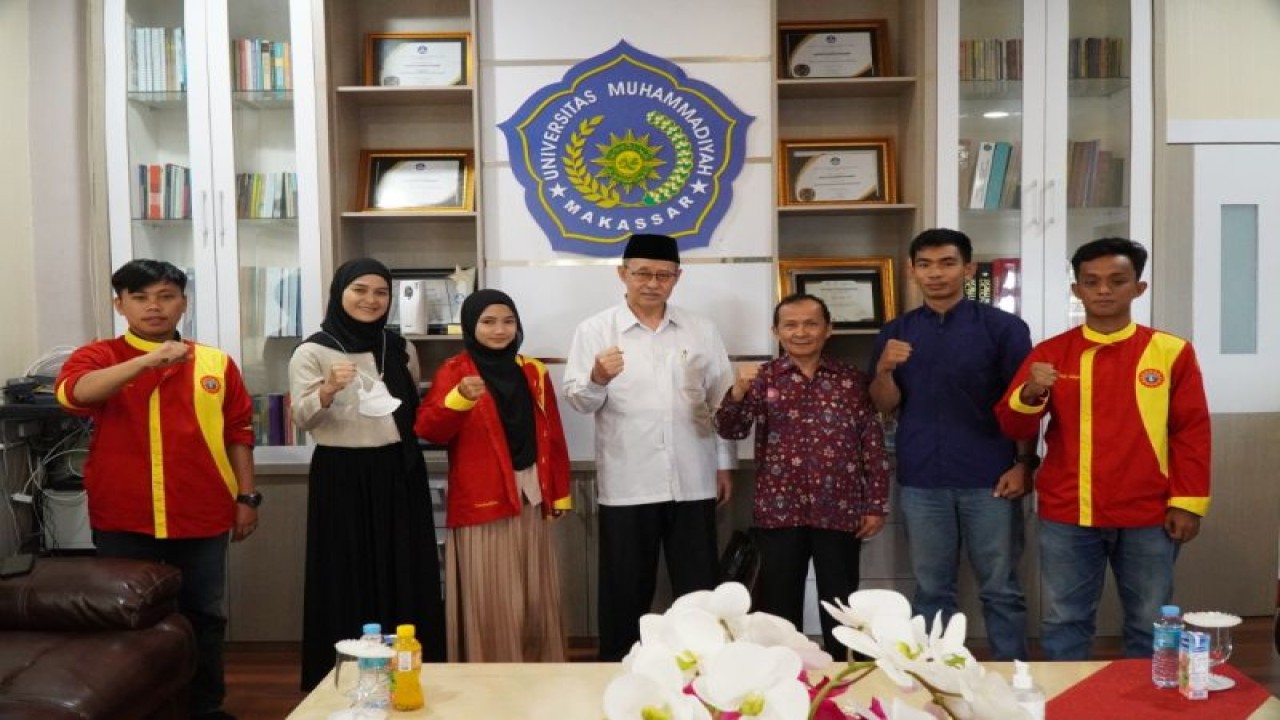 Rektor Unismuh Makassar berfoto bersama pada acara pelepasan atlet berlaga di Pomnas 2022.ANTARA/HO-Unismuh