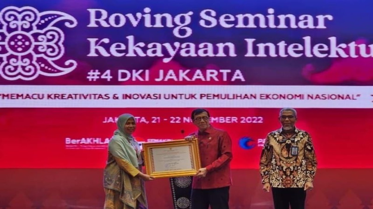 Wakil  Rektor III Universitas Sumatera Utara (USU) Prof Dr Poppy Anjelina Zaitun Hasibuan,M.Si, Apt (kiri) menerima penghargaan dari Menteri Hukum dan HAM Yasonna H Laoly. (Foto:ANTARA/HO)