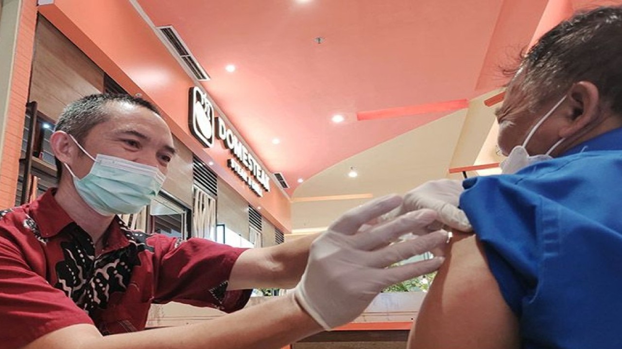 Ilustrasi- Vaksinasi yang berlangsung di Kota Bandarlampung. ANTARA/Ruth Intan Sozometa Kanafi/am.