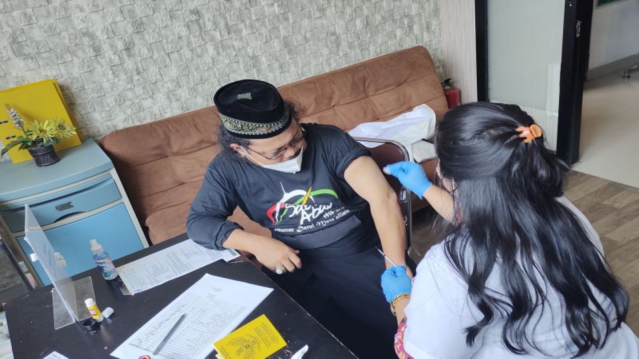 Pelaksanaan vaksinasi meningitis di KKP Panjang Lampung. ANTARA/Ruth Intan Sozometa Kanafi.