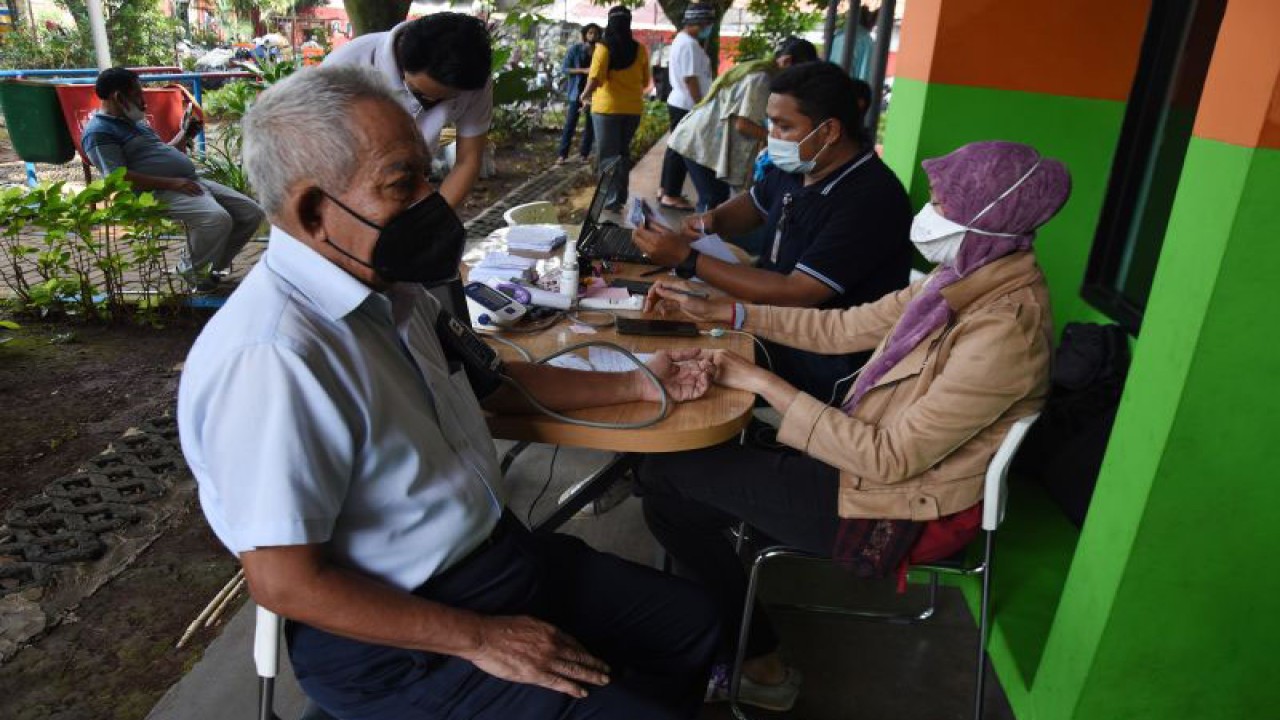 Petugas medis dari Puskesmas Kecamatan Pasar Minggu memeriksa tekanan darah warga lansia yang akan mendapatkan vaksin dosis keempat di RPTRA Asoka, Jati Padang, Jakarta, Minggu (27/11/2022). Dinas Kesehatan DKI Jakarta membuka layanan vaksinasi di akhir pekan bagi masyarakat termasuk warga lanjut usia (lansia) untuk dosis keempat atau penguat (booster) kedua yang berlangsung sampai 31 Desember 2022. ANTARA FOTO/Indrianto Eko Suwarso/aww.