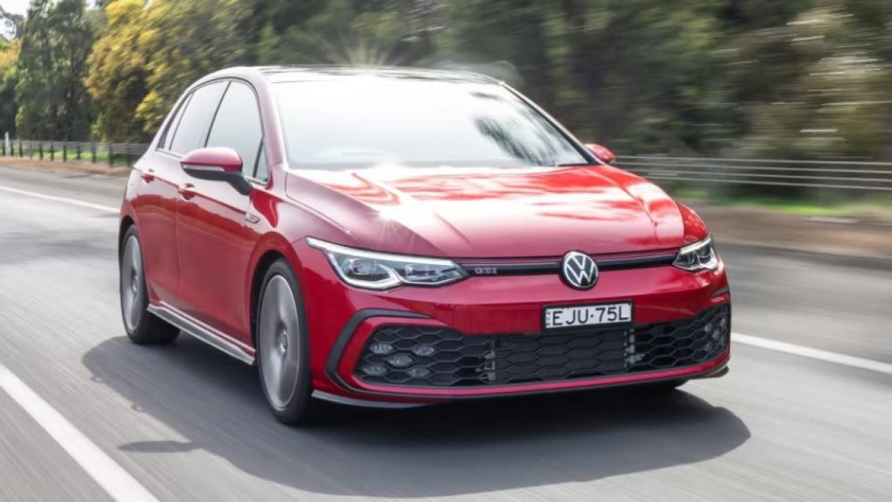 Volkswagen Golf. (Drive)