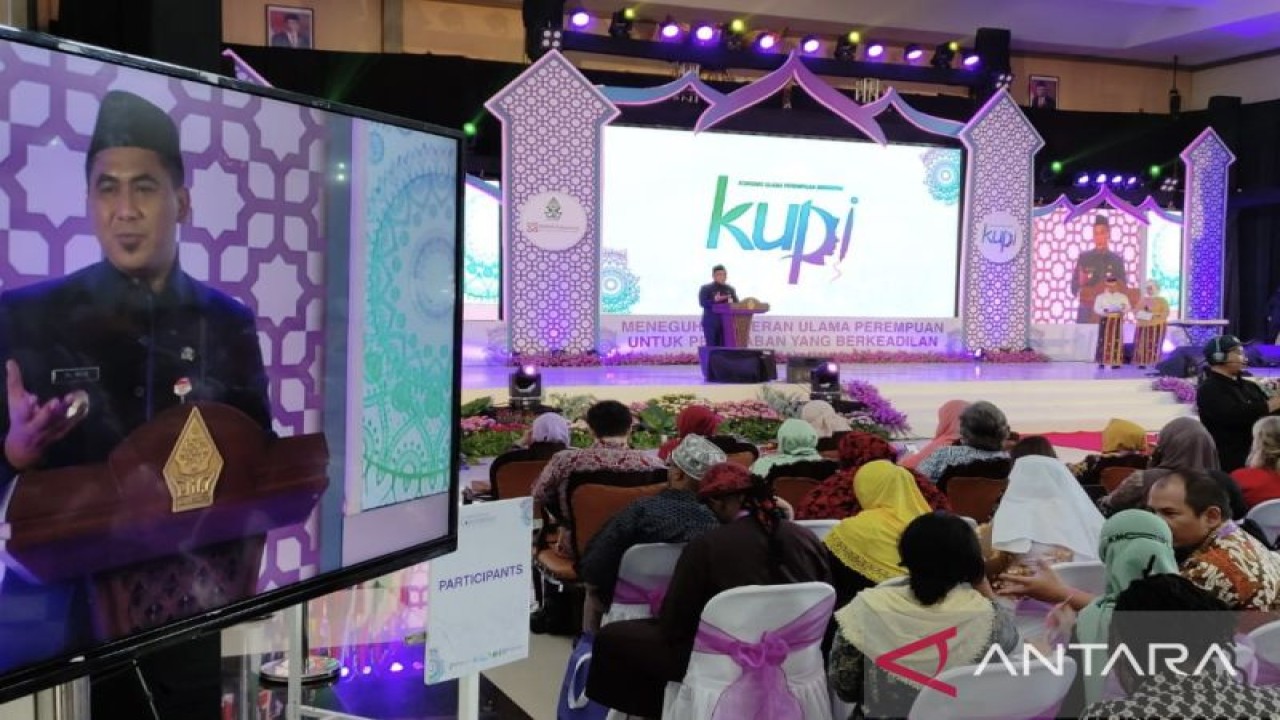 Walil Gubernur Jawa Tengah Taj Yasin Maimoen saat membuka Kongres Ulama Perempuan Indonesia (KUPI) 2022 di Kampus III UIN Walisongo Semarang, Rabu (23/11/2022). ANTARA/Wisnu Adhi