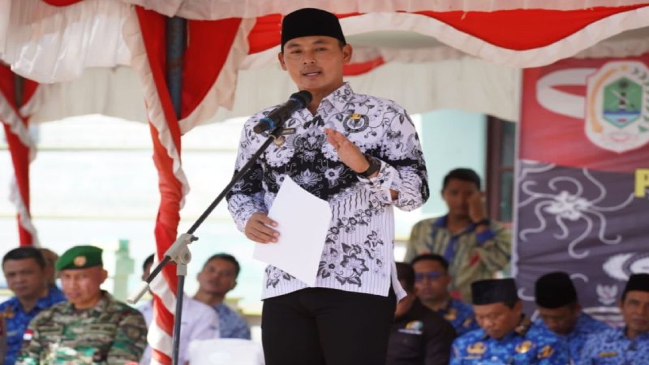 Wakil Bupati Kapuas Hulu Wahyudi Hidayat saat memimpikan peringatan Hari Guru di Putussibau wilayah Kabupaten Kapuas Hulu Kalimantan Barat, Jumat (25/11/2022). ANTARA/HO-Prokopim Setda Kapuas Hulu. (Teofilusianto Timotius)
