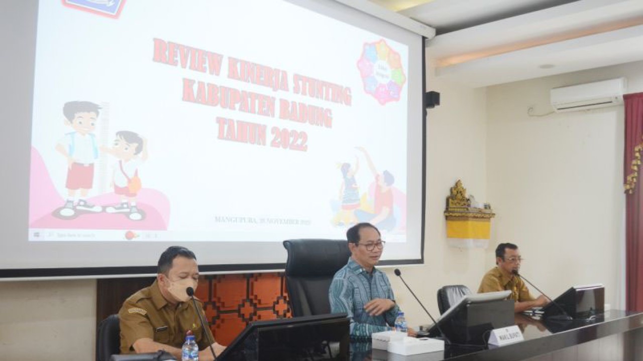 Wakil Bupati I Ketut Suiasa memimpin rapat koordinasi peninjauan kinerja penurunan angka kasus stunting tahun 2022 di Kabupaten Badung, Provinsi Bali. (ANTARA/HO Pemkab Badung)