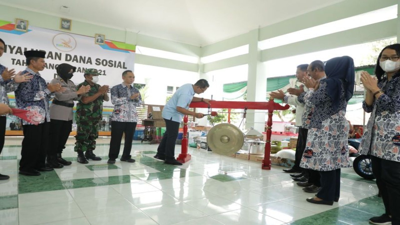 Wakil Bupati Sleman Danang Maharsa meresmikan Badan Usaha Milik Kalurahan Bersama (BUMKalMa) Sido Makmur Kapanewon Godean di Pendopo Kantor Kapanewon Godean, Sleman, Selasa (15/11/22). ANTARA/HO-Bagian Prokopim Setda Sleman