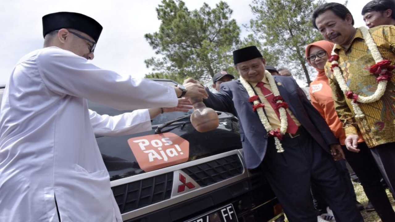 Wakil Gubernur Jawa Barat Uu Ruzhanul Ulum dan Bupati Bandung Barat Hengky Kurniawan pada acara pelepasan ekspor ribuan tanaman hias tersebut dilakukan pada acara Cihideung Plants Festival (CPF) 2022, di Kabupaten Bandung Barat, Jawa Barat. (ANTARA/HO-Humas Pemda Jabar)