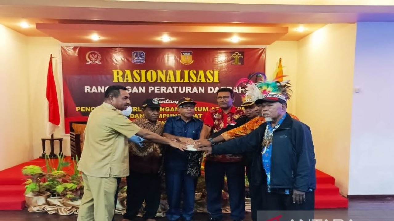 Wakil Ketua 1 DPRD Biak Andrianus Mambobo bersama Staf Ahli Bupati Simon Rumaropen dan Ketua Bapenperda DPRD Daniel Rumanasen dengan perwakilan adat membuka radionalisasi Raperda PPHA dan kampung adat, Senin (14/11). ANTARA/Muhsidin