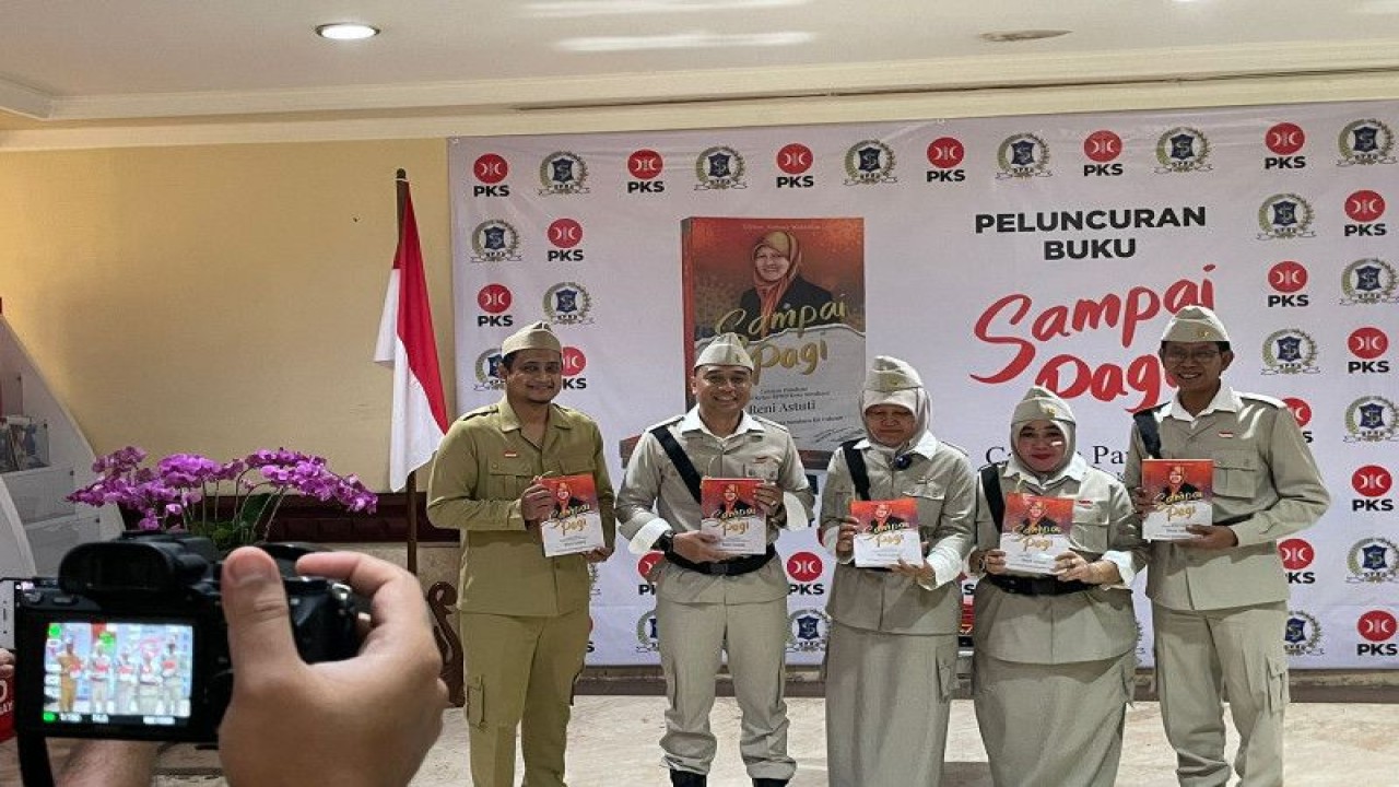 Wakil Ketua DPRD Surabaya Reni Astuti (tengah) bersama Wali Kota Surabaya Eri Cahyadi dan pimpinan DPRD setempat meluncurkan buku berjudul "Sampai Pagi" tentang cerita, kisah dan pengalaman dalam penanganan pandemi COVID-19 di gedung DPRD Kota Surabaya, Jatim, Kamis (10/11/2022). (ANTARA/HO-Diskominfo Surabaya)