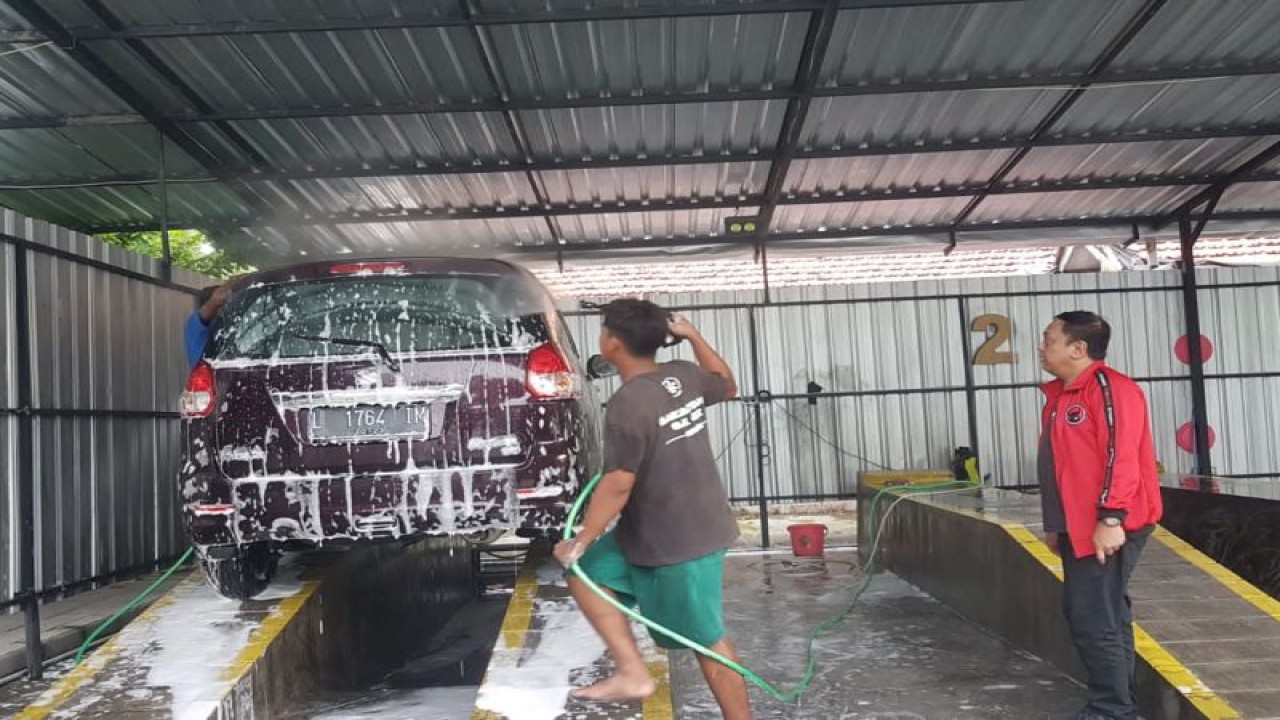 Wakil Ketua Komisi B DPRD Surabaya Anas Karno saat mengunjungi tempat pencucian mobil dan motor di Pelataran Manyar Jalan Manyar Sabrangan, Kota Surabaya, Jatim, Senin (14/11/2022). ANTARA/HO-Diskominfo Surabaya