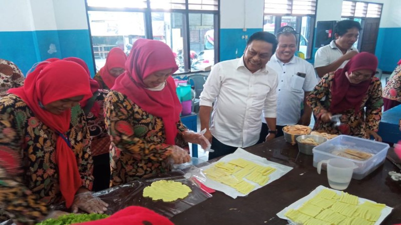 Wakil Ketua Komisi B DPRD Surabaya Anas Karno saat meninjau pelatihan pelaku UMKM di gedung LPMK Kelurahan Kendangsari, Kota Surabaya, beberapa hari lalu. (ANTARA/HO-DPRD Surabaya)