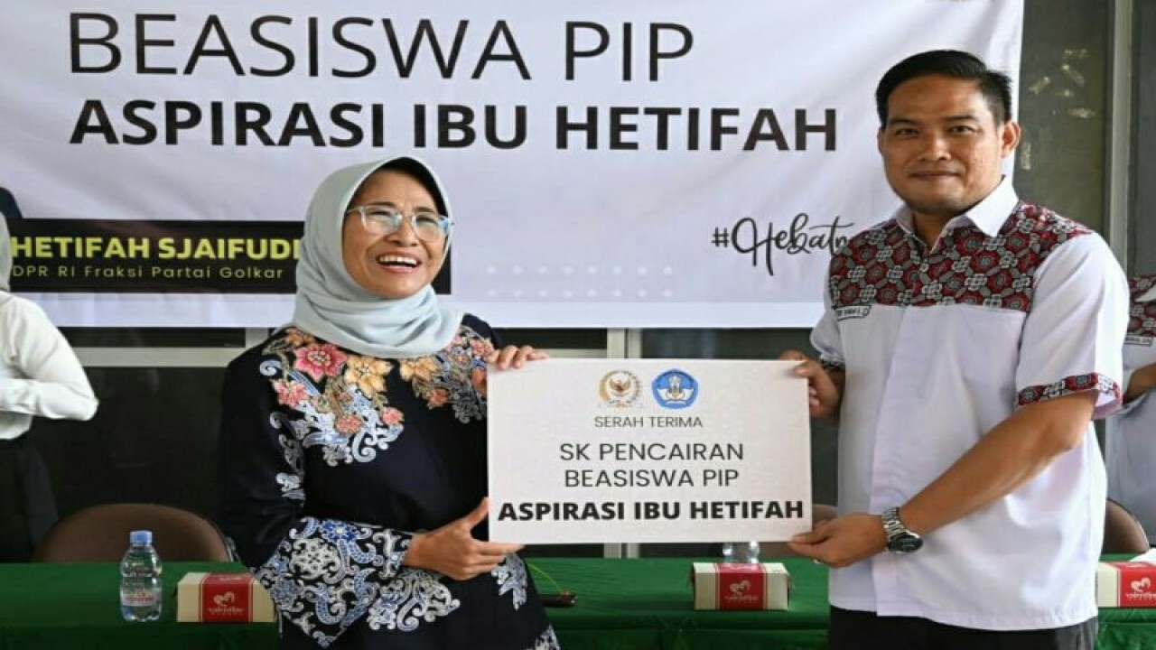 Wakil Ketua Komisi X DPR RI Hetifah Sjaifudian menyerahkan bantuan beasiswa PIP yang diterima Kepala SMK Ketopong Tenggarong Ferry Rahman Hakim, Rabu (16/11/2022). ANTARA/HO Dokumentasi pribadi