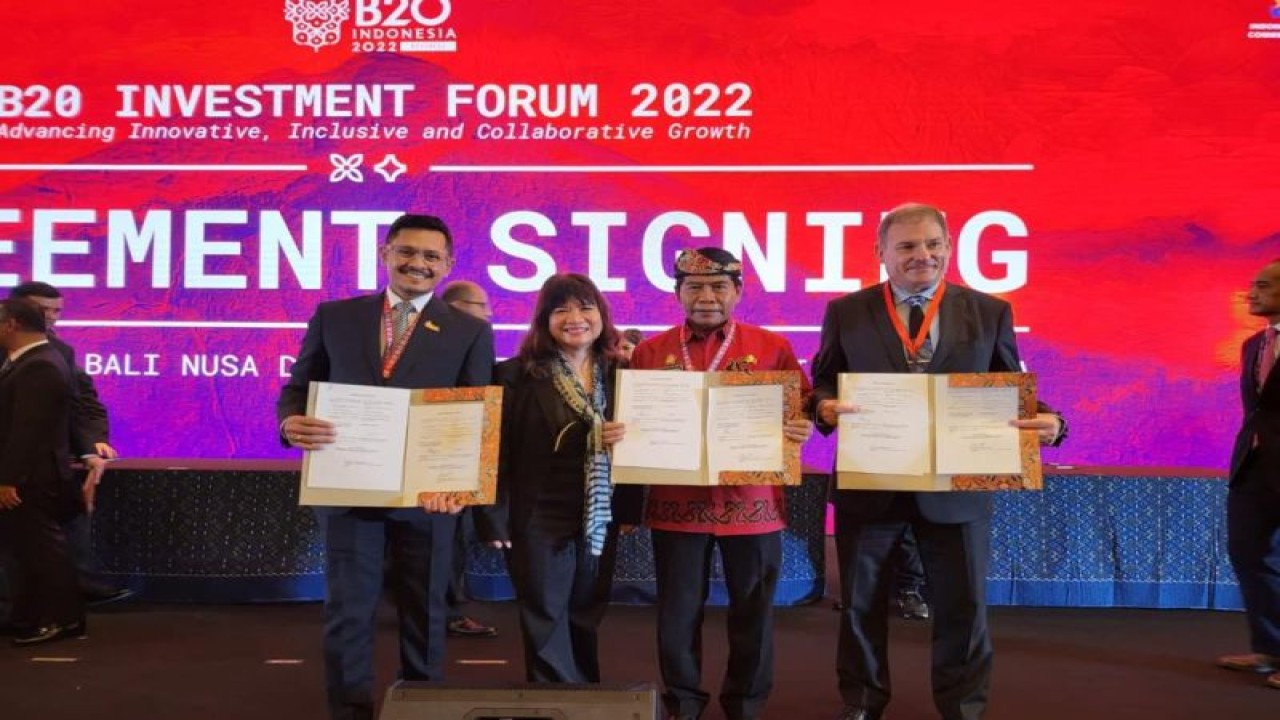 Wakil Ketua Umum KADIN Indonesia Bidang Perhubungan, Denon Prawiraatmadja (kiri) usai penandatanganan dengan perusahaan Kanada kembangkan bandara hijau di Kalimantan Utara, di sela kegiatan B20, di Bali (11/11/2022). ANTARA/HO-Kadin.