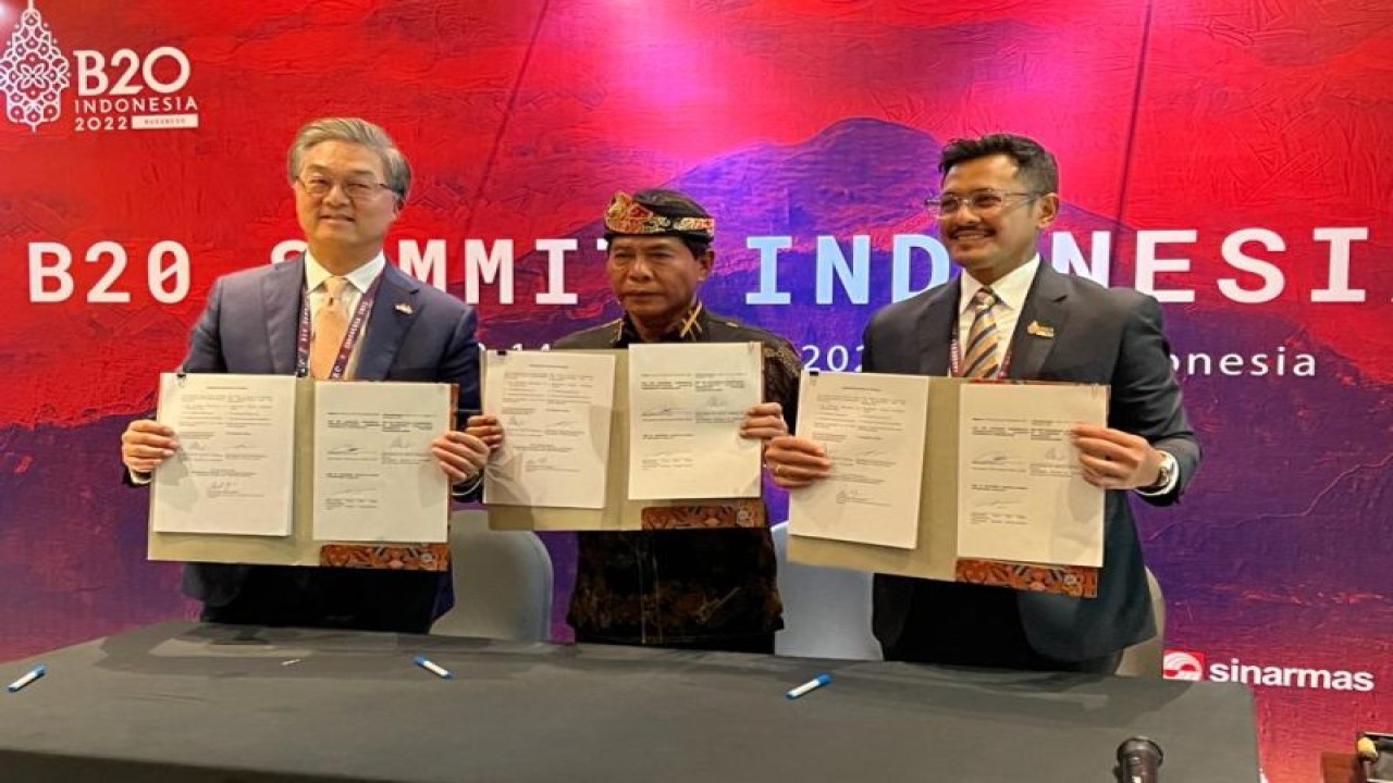 Wakil Ketua Umum KADIN Indonesia Bidang Perhubungan, Denon Prawiraatmadja (kanan), Gubernur Kaltara, Zainal Arifin Paliwang (tengah), dan President and CEO Canadian Commercial Corporation, Robert Kwon usai menandatangani kesepakatan studi dalam rangka pembangunan green airport di Kaltara. Kegiatan ini merupakan salah satu rangkaian dari pertemuan lanjutan B20 di Nusa Dua, Bali. ANTARA/HO-Kadin Indonesia.