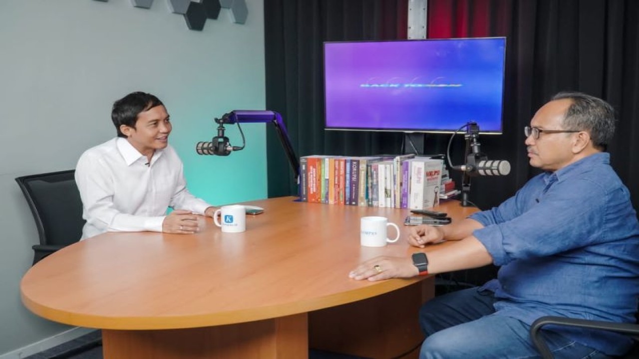 Wakil Menteri Agraria dan Tata Ruang/Badan Pertanahan Nasional (ATR/BPN) Raja Juli Antoni (kiri). ANTARA/HO-Kementerian ATR/BPN