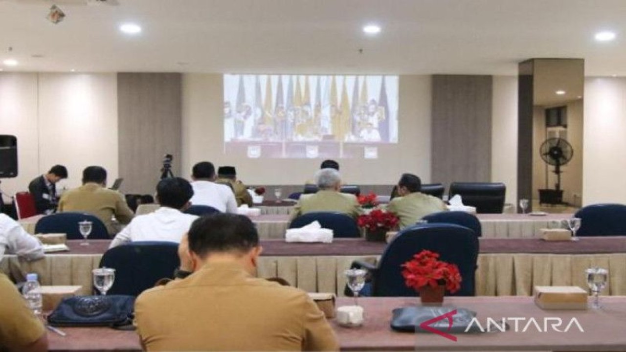 Wakil Menteri Dalam Negeri Republik Indonesia John Wempi Wetipo saat memimpin Rakor Pengendalian Inflasi secara virtual di Pangkalpinang, Senin. (Aprionis)