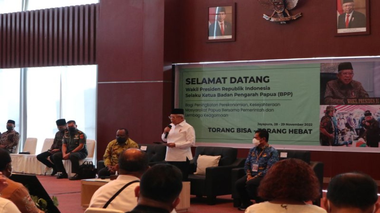 Wakil Presiden Ma'ruf Amin memimpin audiensi tentang pemekaran daerah di Tanah Papua di Kota Jayapura, Papua, Selasa (29/11/2022). (ANTARA/Desca Lidya Natalia)