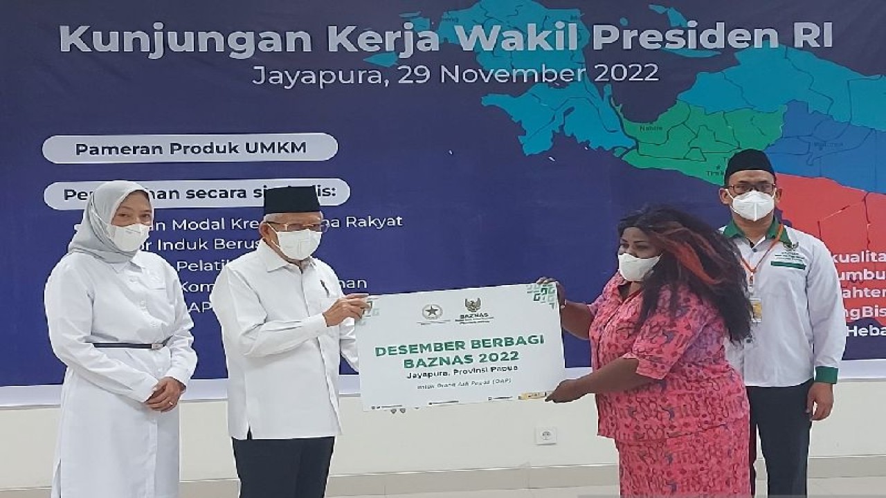 Wakil Presiden RI, KH. Ma’ruf Amin saat menyalurkan paket sembako secara simbolis di Gedung Keuangan Negara Provinsi Papua pada Selasa (29/11). (ANTARA/ Qadri Pratiwi)