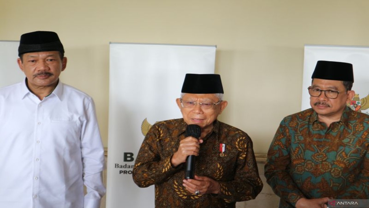 Wakil Presiden Ma'ruf Amin menyampaikan pernyataan didampingi Wakil menteri Agama Zainut Tauhid Sa'adi (kanan) dan Ketua BAZNAS Noor Achmad (kiri) dalam acara Silaturahim Wapres Ma'ruf Amin dengan pimpinan dan pengurus BAZNAS se-Jawa Tengah di Surakarta, Senini (21/11/2022). (ANTARA/Desca Lidya Natalia)