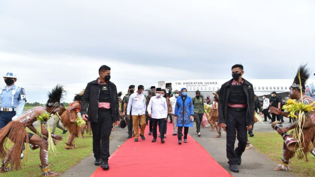 Wakil Presiden Ma'ruf Amin, Ibu Wury Ma'ruf Amin dan rombongan tiba di Bandar Udara Internasional Mopah, Merauke, Papua Selatan pada Selasa (29/11/2022). ANTARA/BPMI Setwapres