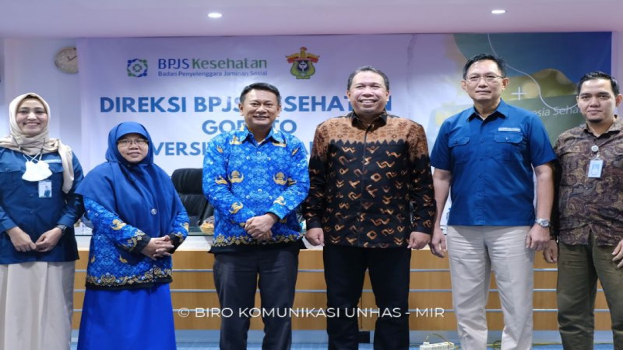 Wakil Rektor Bidang Kemitraan, Inovasi, Kewirausahaan dan Bisnis Unhas, Prof Adi Maulana (tiga kiri) berfoto bersama rombongan BPJS Kesehatan usai MoU di Makassar, Sulsel. Jumat (11/11/2022). FOTO ANTARA/HO-Unhas