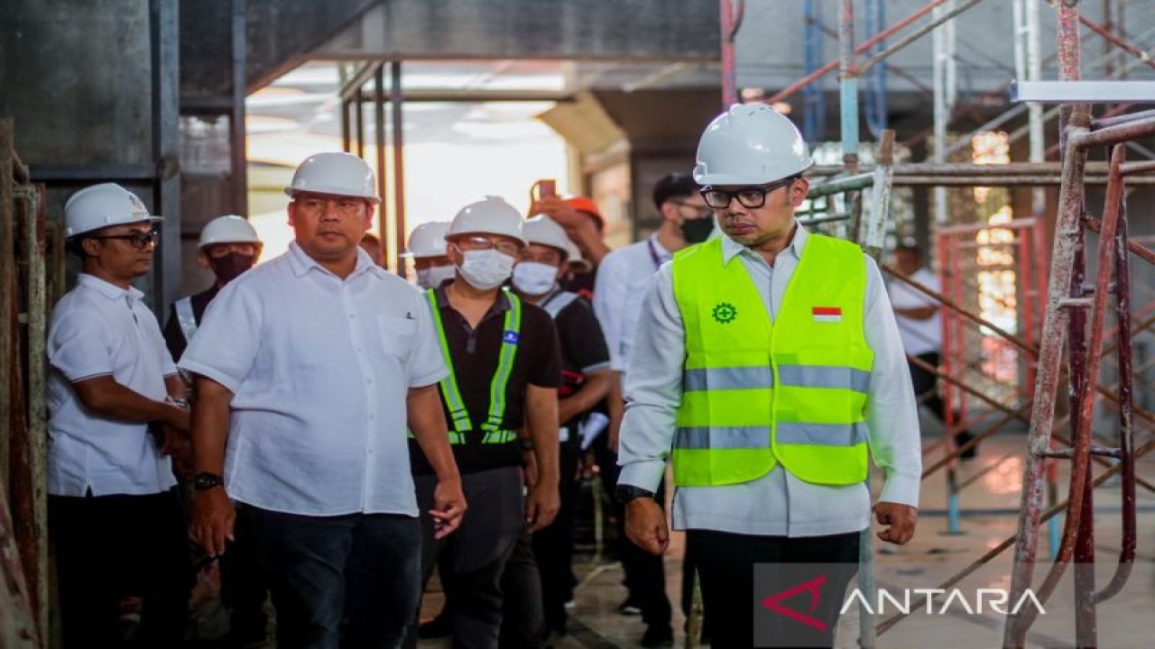 Wali Kota Bogor Bima Arya Sugiarto (kanan, depan) saat meninjau pembangunan Masjid Agung pada Rabu (9/11/2022). (ANTARA/HO/Pemkot Bogor)
