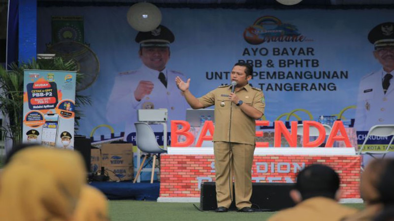 Wali Kota Tangerang Arief R Wismansyah saat memberikan instruksi kepada jajarannya di Lapangan Ahmad Yani, Tangerang, Banten, Senin (28/11/2022). ANTARA